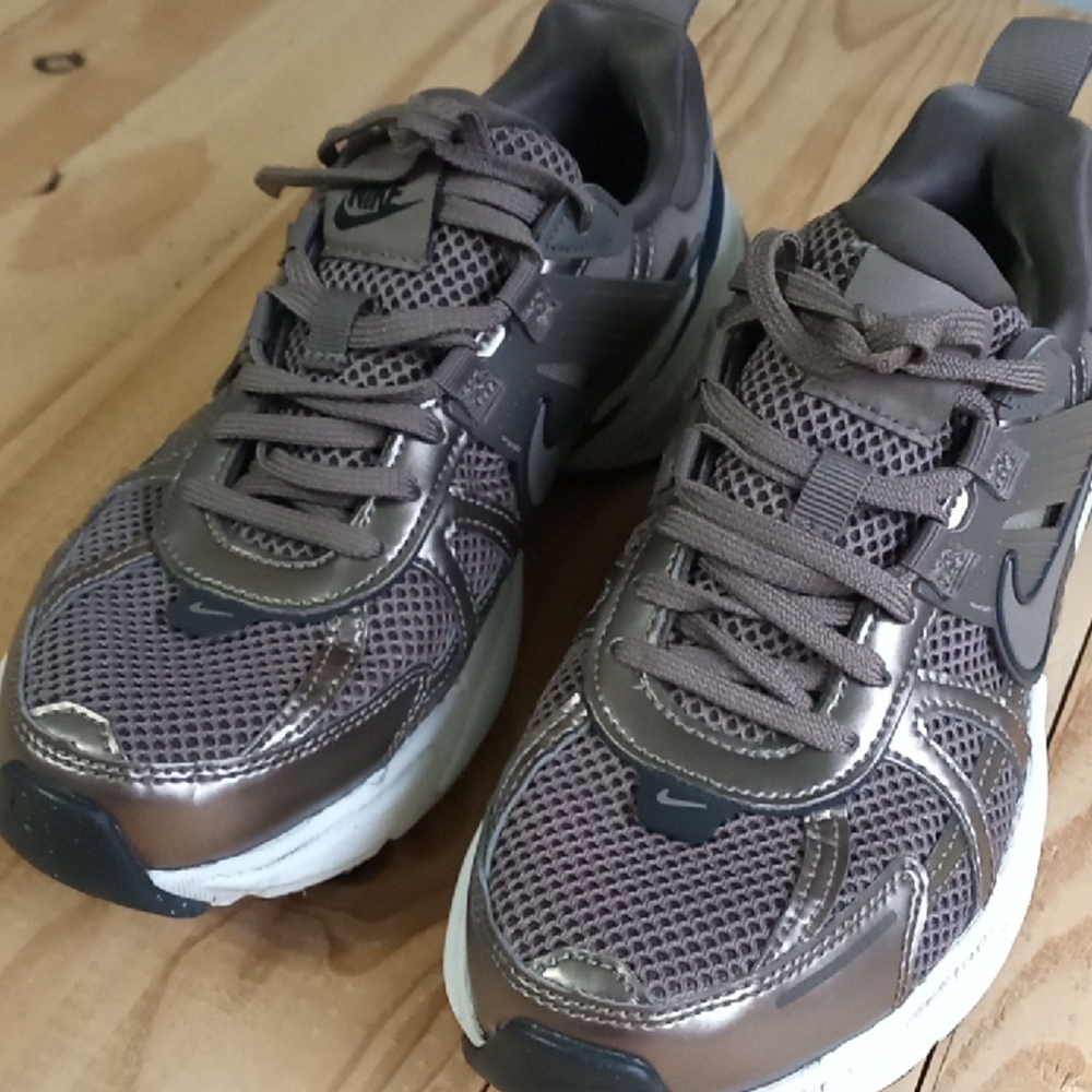 Nike Metallic and White Running Shoes Women's Size 8.5 - Picture 6 of 9